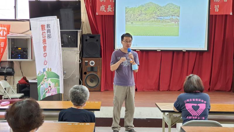 計畫主持人楊禮仁鼓勵村民嘗試參與數位課程。