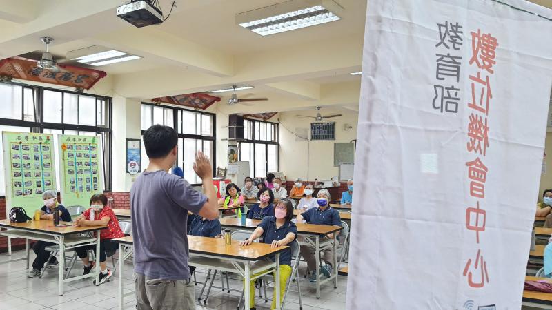 楊禮仁介紹芎林數位機會中心，並講述幾年間輪流奔走12村里之間開課的故事。