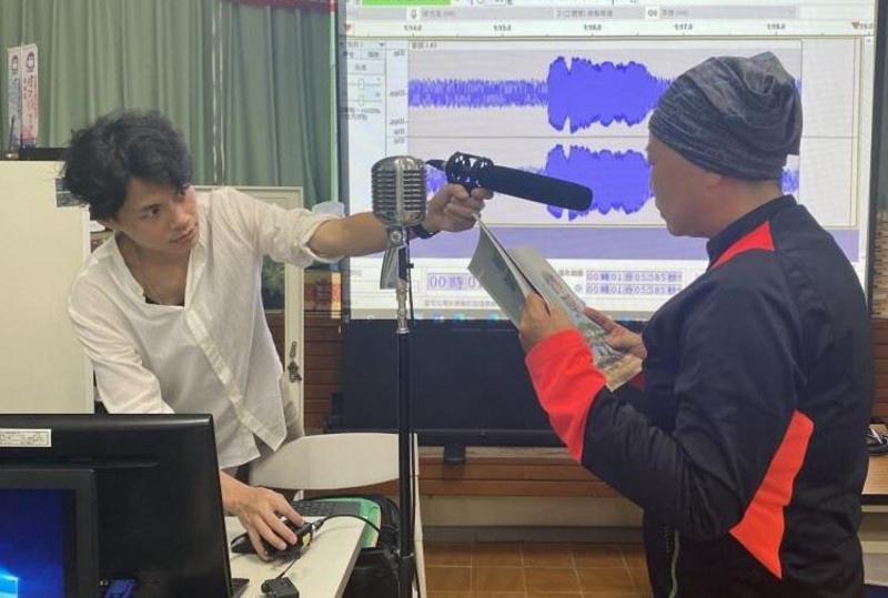雨青老師讓學員使用麥克風錄製聲音