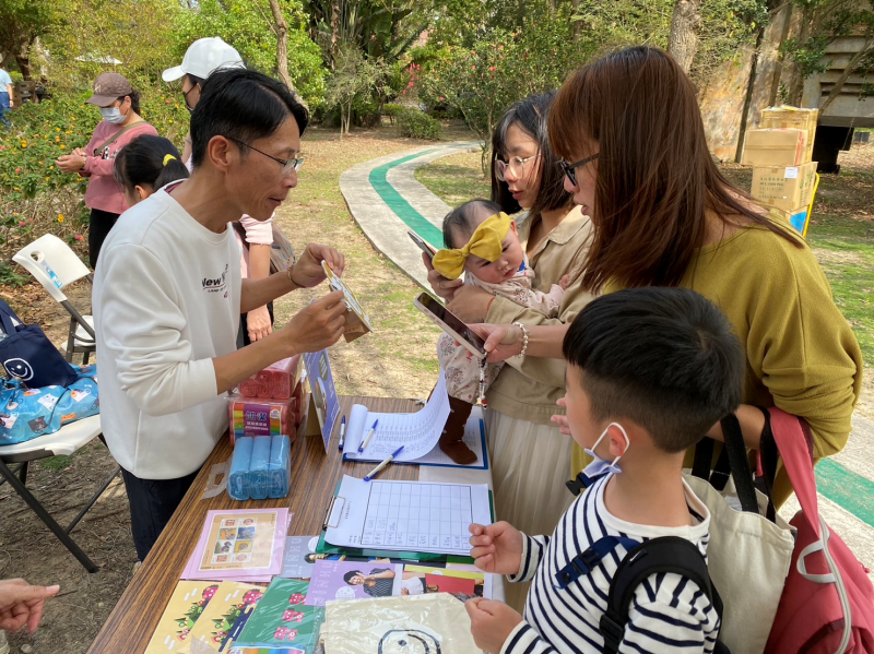 向民眾推薦金湖DOC的粉絲頁，讓民眾也能從網上獲得相關課程資訊。