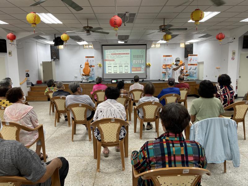 外垵社區舉辦「健保快易通」課程，長者們學習下載、使用應用程式，管理健康資訊。氣氛融洽，積極互動，提升數位素養。  內文二