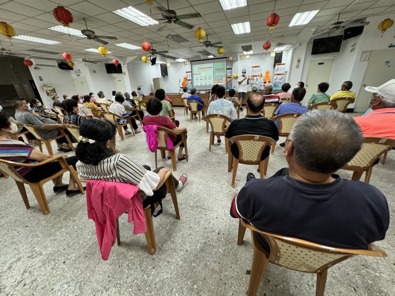 講師介紹「健保快易通」功能，長者們學習使用應用程式查詢健康紀錄和最新醫療消息。科技成為生活助手，參與熱情高。