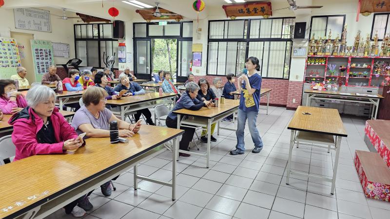 駐站人員向民眾了解數位需求。