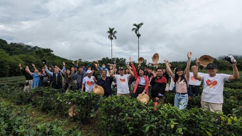 職人走訪沙坑紅寶茶園，留影