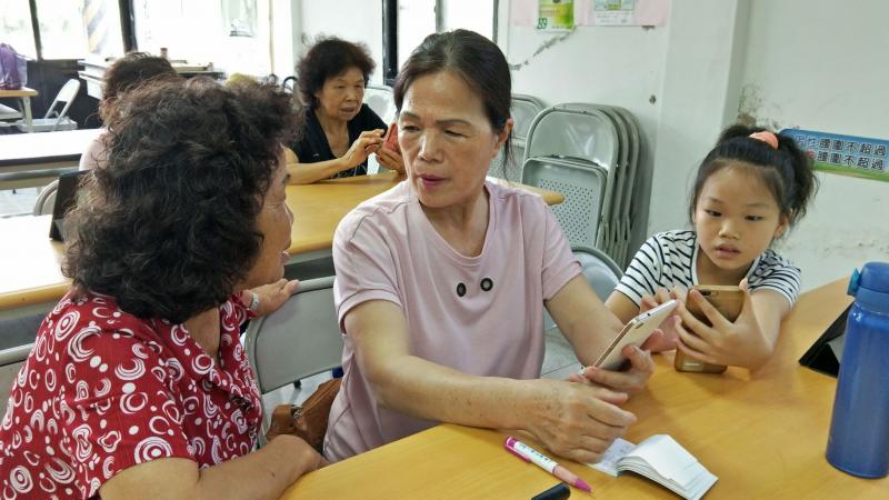 宣導活動中帶著長輩使用3c產品搜尋運動養生，這樣他們在家也能自己運動。