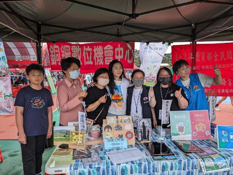 苗栗縣縣長夫人也來參觀DOC的攤位喔!