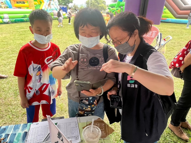 媽媽也來學手機技巧