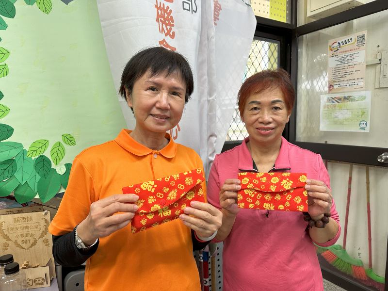 民眾參加推廣活動，好禮選布紅包袋