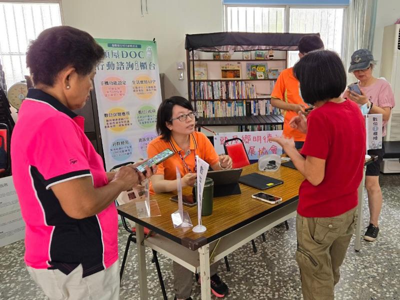 為社區長輩解答長照疑問