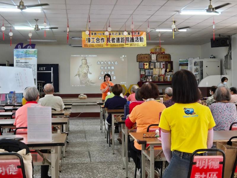 向民眾介紹數位長照工具