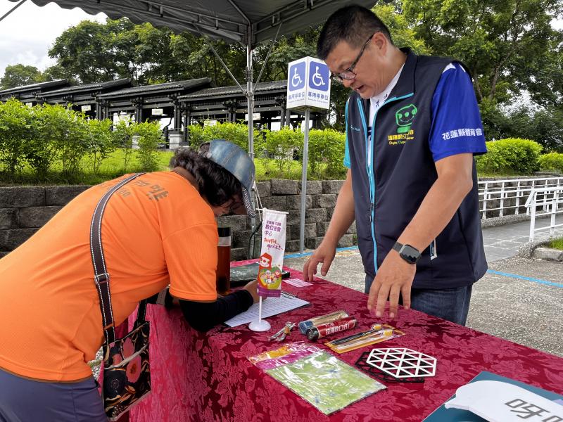 民眾在體驗i櫃檯服務，前進行簽到。