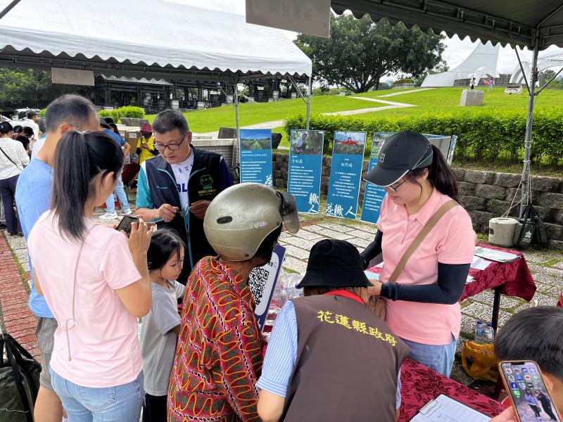 生態系的培訓的講師，協助民眾FB打卡的現場。