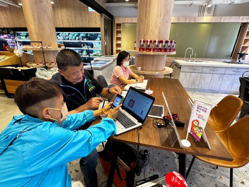 在資訊櫃檯的設置過程中，農會推廣部李舒容主任積極參與推廣活