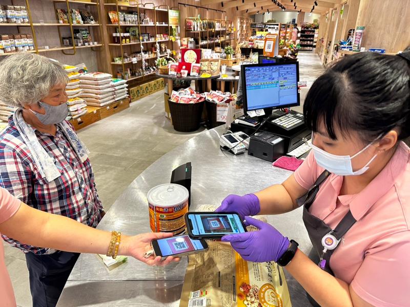 不僅提升了農會超市的銷售額，更讓參與的長者感到十分滿意與開心。