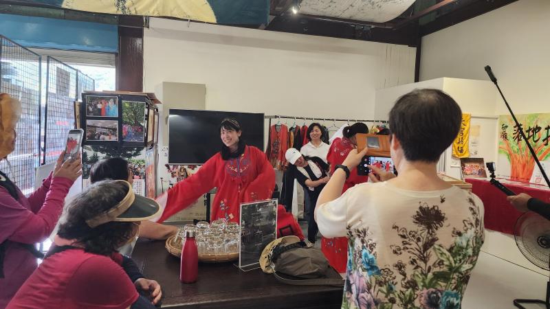 民眾體驗歌仔戲服飾，並互相拍攝留念