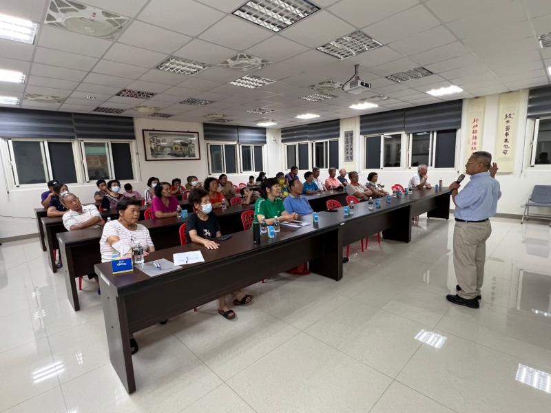 畢業典禮當天聚集了許多金門空中大學的畢業生，是推廣金沙DOC的好時機。