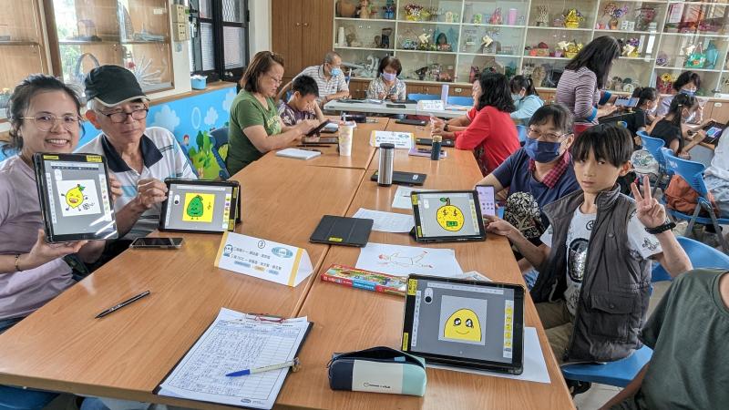 與創作作品合影