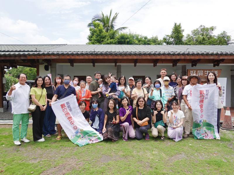 「利用社群平臺塑造品牌與個人魅力」講座在屏東DOC圓滿成功！這次特別邀請了廣受歡迎的網紅夫妻檔——李李夫妻，與在場的社群經營者、產業職人及DOC執行祕書分享他們的實戰經驗，現場反應熱烈，氣氛相當活躍。