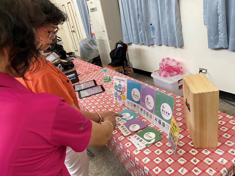 長輩討論我們宣導的項目