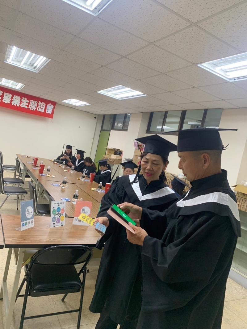 民眾輪流來到櫃檯前做諮詢，諮詢完後回到座位練習操作