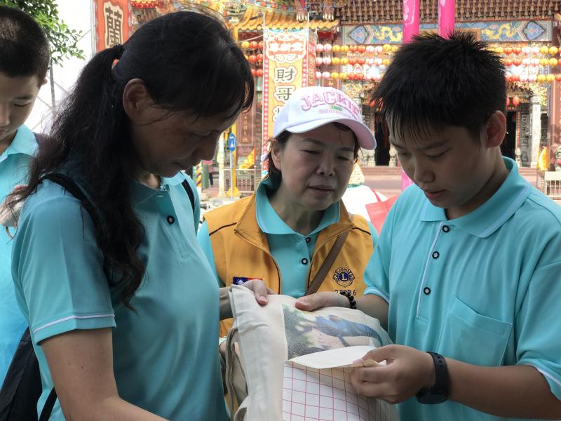 得獎者製作帆布袋撕下熱轉印紙