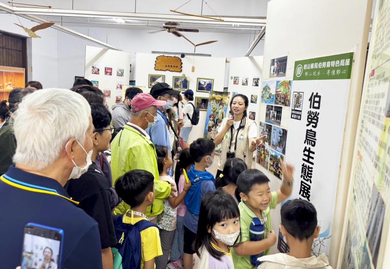 伯勞鳥生態園區 導覽人員為遊客介紹伯勞鳥的文化。