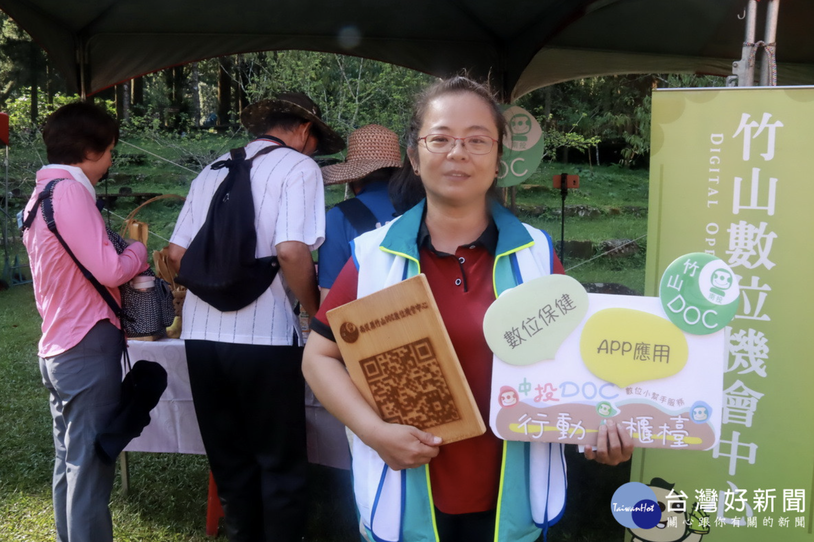 竹山DOC在當日活動積極推廣數位應用，陳明子執行秘書展現熱情活力，透過不間斷的數位服務。