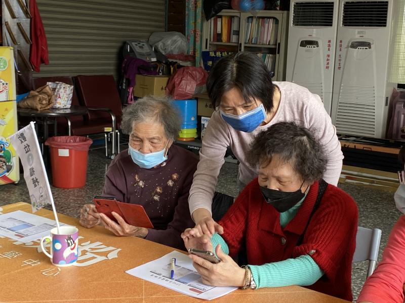 志工- 美菊協助長輩操作手機介面