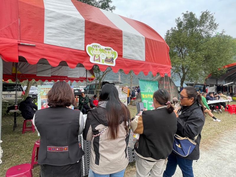 信義DOC數位推廣活動攤位,民眾踴躍參與並聆聽課程介紹,在展攤展示各類數位學習資訊,民眾透過互動方式了解如何運用數位工具提升生活,現場氣氛熱絡.