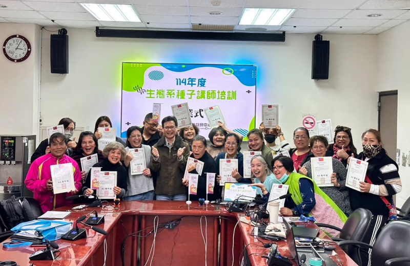 學員與瑞穗數位機會中心計畫主持人同時也是富源國小周中琪校長合照。