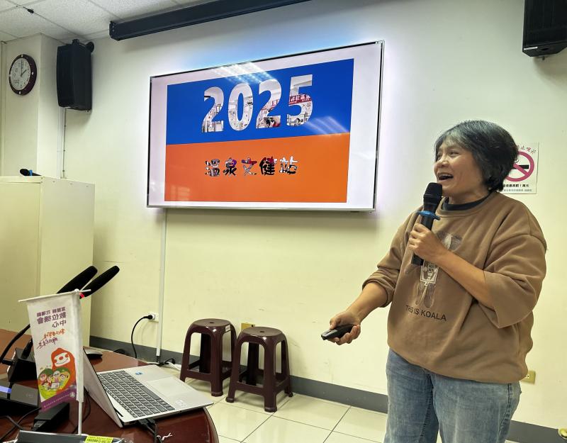 照片中照服員能運用學習到的技能上台介紹自己的文健站，呈現自製的數位成果。