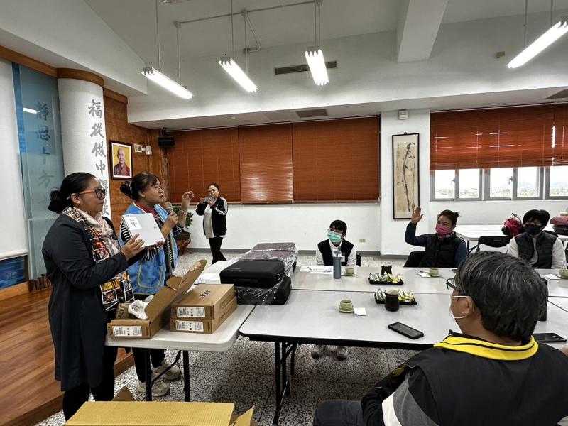 玉里執行秘書簽定合作合約,由宜蘭花蓮數位機會中心支援筆電協助推動南區視訊遠距看診服務