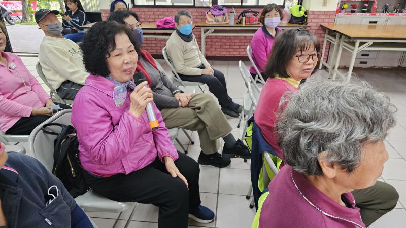 石潭社區民眾分享自身接到詐騙電話的經驗談。