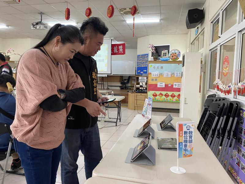 行動諮詢服務櫃台示範，並皆由影片內容讓與會民眾更認識後寮社區