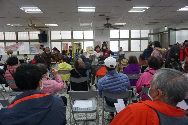 外埔數位機會中心結合外埔衛生所社區整合式健康篩檢，提供健保快易通使用教學，讓在地居民輕鬆了解健康狀況及便捷的健保服務。