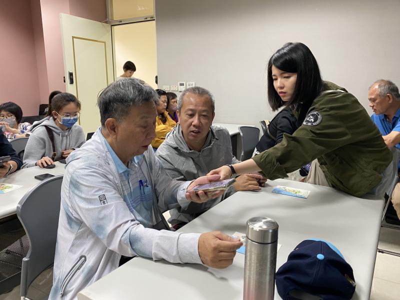 協助枋山DOC使用AR明信片