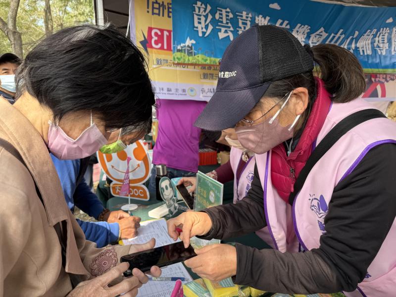 鹿滿ＤＯＣ執秘協助民眾手機操作應用