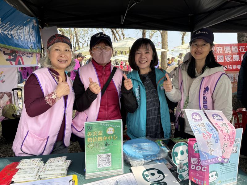 嘉義縣教育處顏廷育副處長參與擺攤與嘉義縣ＤＯＣ執秘合影
