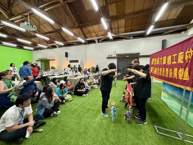 與會者觀賞笑瞇瞇懸絲偶劇團長者演出