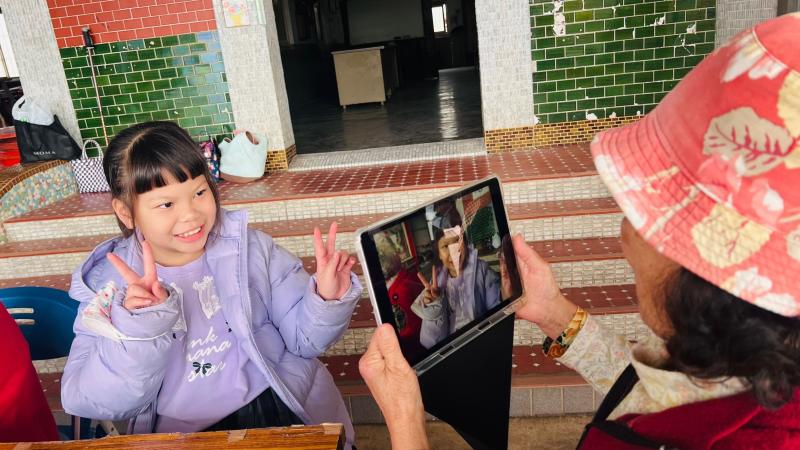 耶!阿嬤第一次要幫我拍照耶!