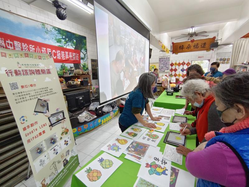 志工帶著平板繪圖跟長輩一起完成創作