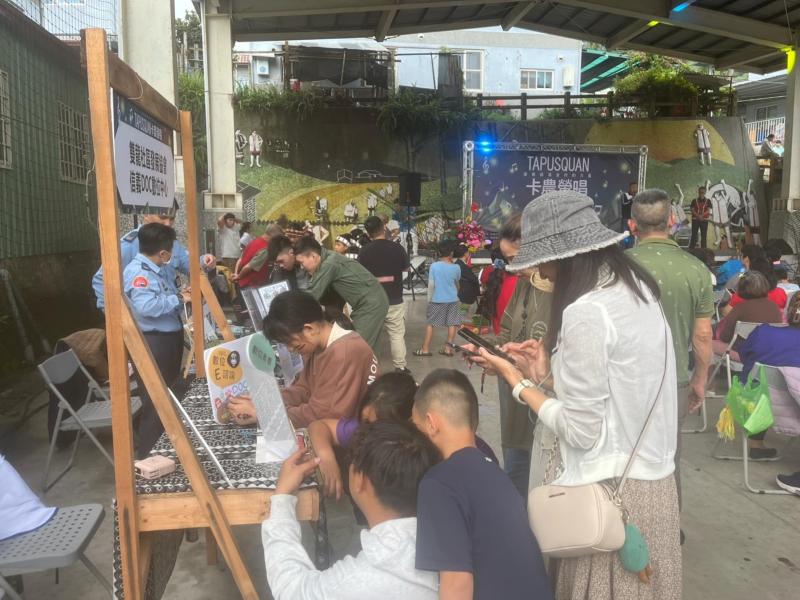 信義數位機會中心於2025年4月26日，參加了由南投縣信義鄉公所舉辦的年度賞螢盛會。本次活動地點位於潭南村，現場吸引了約200位民眾參與，共同體驗自然生態與在地文化的魅力。  開幕儀式由Tapusquan卡農螢唱溫馨揭開序幕，為整場活動注入