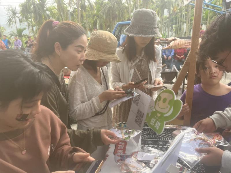 為了推廣數位應用與提升民眾的數位素養，信義DOC特別設計了以QR碼結合Kahoot應用程式的賞螢闖關活動，製作了認識螢火蟲的趣味問答題。透過掃描QR碼參加線上挑戰，不僅加深了大家對螢火蟲生態的了解，也提升了民眾對數位工具的操作體驗。  此次