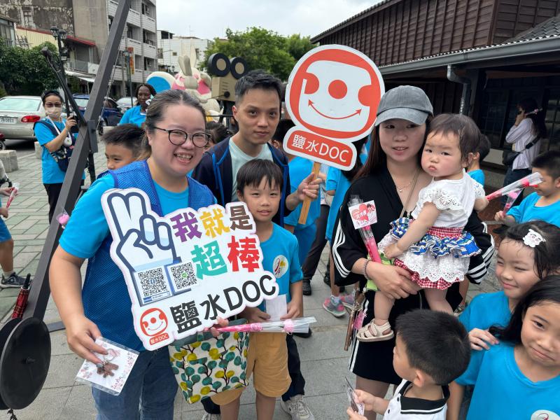 與民眾一起合照