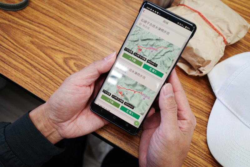 登山者能夠在事前下載完整路線資訊，即使在無網路環境下，也能準確辨識自身位置，減少迷路的風險