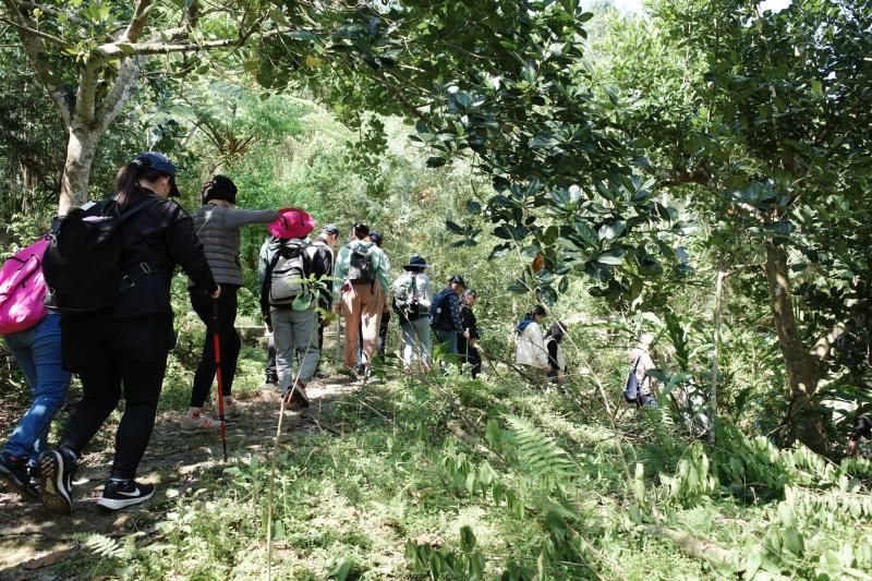 特別安排至北埔石硬子古道實際操作，沿途林木蒼鬱，景色如畫，蘊含豐富的自然生態與人文歷史