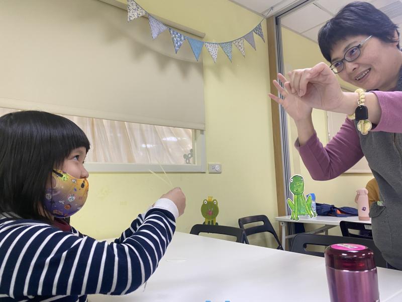 爸爸媽媽和孩子相互討論動畫的設計。