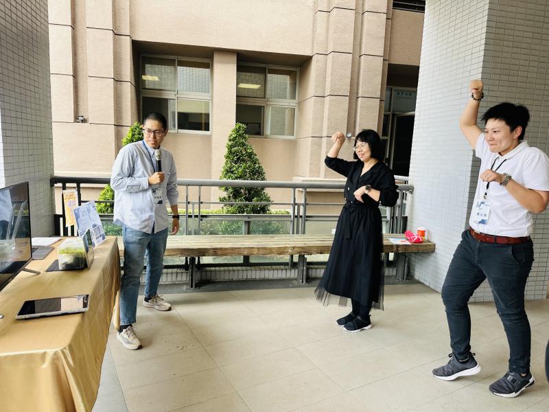 輔導員與雅芬高管一起體驗超雞派對APP程式