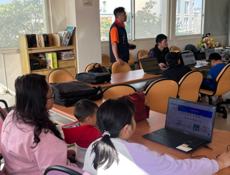 家長和孩子們一起參與設計,打造創意燈籠圖。