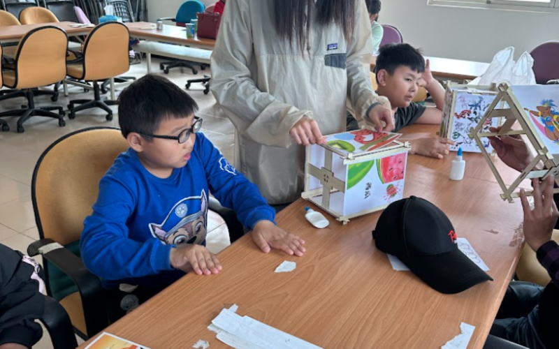 小朋友還挑戰用了一些創意卡通圖,讓設計看起來更豐富。